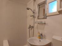 Kúpeľňa v ubytovaní Rm Antonio on Dumanica St - En-suite Rm 5 min to the Old Town of Split