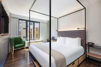 Moxy NYC East Villageにあるベッド