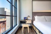 Moxy NYC East Villageにあるベッド