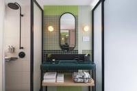 Moxy NYC East Villageにあるバスルーム