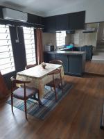 BIDESI VILLA Apartmentsにあるキッチンまたは簡易キッチン