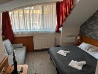 Łóżko lub łóżka w pokoju w obiekcie König Hotel