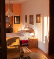 Un dormitorio con una cama y una mesa con una lámpara. en Hondo Rooms &amp; Apartments, en Sarajevo