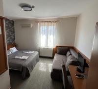 Łóżko lub łóżka w pokoju w obiekcie König Hotel