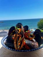 un piatto di cozze su un tavolo in spiaggia di Hotel Iulia Resort a Venus