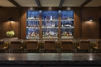 セドナにあるSky Rock Sedona, a Tribute Portfolio Hotelの窓際の椅子付きバー