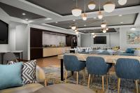 TownePlace Suites by Marriott Gainesville Northwestにあるキッチンまたは簡易キッチン