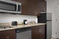 TownePlace Suites by Marriott Gainesville Northwestにあるキッチンまたは簡易キッチン