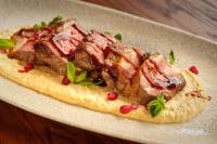 マンチェスターにあるThe Reach at Piccadilly, Manchester, a Tribute Portfolio Hotelの皿の上の肉