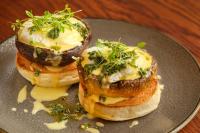 マンチェスターにあるThe Reach at Piccadilly, Manchester, a Tribute Portfolio Hotelのチーズと野菜を添えたペストリー3枚が載った皿