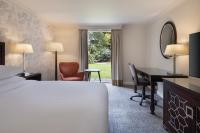 Ein Bett oder Betten in einem Zimmer der Unterkunft Delta Hotels by Marriott Worsley Park Country Club