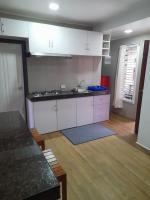 BIDESI VILLA Apartmentsにあるキッチンまたは簡易キッチン