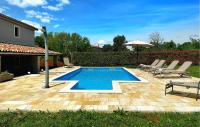 Basen w obiekcie Three-Bedroom Holiday Home In Katun lub w pobliżu