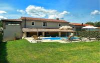 Basen w obiekcie Three-Bedroom Holiday Home In Katun lub w pobliżu