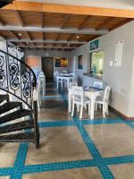 Restaurace v ubytování Luxury penthouse , Nilaveli, Srilanka