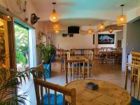 Телевизор и/или развлекательный центр в Hôtel La Kapila Ivato