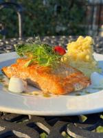 um prato de comida com um pedaço de peixe e puré de batata em Redlands Hotel em Pietermaritzburg