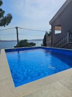 Bazén v ubytovaní Beachfront Apartments Baricevic with Pool alebo v jeho blízkosti