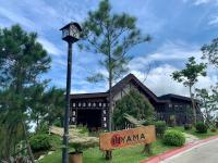 ein Straßenlicht mit einem Schild vor einem Gebäude in der Unterkunft Alpine Villas Greens Staycation at Crosswinds Tagaytay in Tagaytay