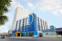 Un edificio azul y blanco con un edificio alto. en Hop Inn Hotel Iloilo, en Iloilo City