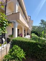 Ogród w obiekcie Apartmani PARADISO
