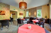 Un restaurante con mesas y sillas rojas en una habitación. en Apartmány U stezek, en Lipová-lázně