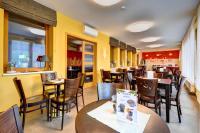 Un comedor con mesas y sillas en un restaurante. en Apartmány U stezek, en Lipová-lázně