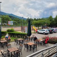 un grupo de mesas y sillas con parque infantil en Apartmány U stezek, en Lipová-lázně