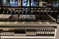 Ein paar Flaschen Wein auf einem Regal. in der Unterkunft Luxury Harbour Suite With Private Parking in Loosdrecht