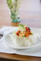 un piatto bianco con insalata su un tavolo di Villa Kaniksa a Candidasa