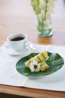 un piatto di cibo su un tavolo con una tazza di caffè di Villa Kaniksa a Candidasa