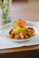 un piatto di cibo con gamberetti e riso su un tavolo di Villa Kaniksa a Candidasa