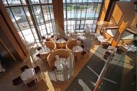 uma vista aérea de um restaurante com mesas e cadeiras em Sheraton Istanbul Atakoy Hotel em Istambul