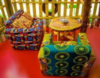 un soggiorno con due sedie e un tavolo di Arusha Jua Eco Home- on coffee farm ad Arusha