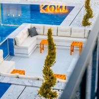 una vista dall'alto di una piscina con un divano e dei tavoli di Kont Exclusive a Didim