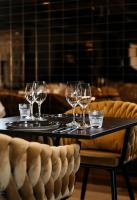 een tafel met wijnglazen in een restaurant bij Aito Igloo & Spa Resort in Rovaniemi