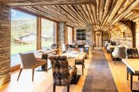 Khu vực ghế ngồi tại Le Colonne Resort