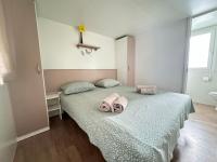 Postel nebo postele na pokoji v ubytování Mobile Homes Relax Park Umag