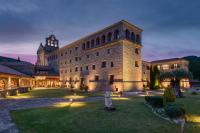 Un gran edificio con una torre de reloj en la parte superior. en Hotel &amp; Spa Monasterio de Boltaña, en Boltaña