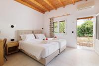 A bed or beds in a room at Santos Holidays