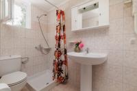 A bathroom at Santos Holidays
