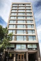 Un edificio alto con un cartel que dice justicia corporativa. en Brizo Neuquén, en Neuquén