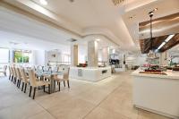 eine Küche und ein Esszimmer mit Tisch und Stühlen in der Unterkunft AluaSun Continental Park Hotel & Apartments in Playa de Muro