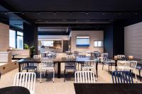 Un restaurante con mesas y sillas y una cocina. en Atour Light Hotel Shanghai Daning International Shibei High-tech Park, en Shanghái