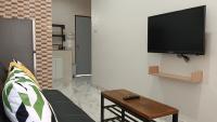 TV a/nebo společenská místnost v ubytování Modern Bangtao Studio