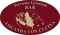 Un cartel redondo rojo con el nombre de un restaurante y un mapa de Canadá. en Hotel Locanda Grauson, en Cogne