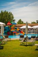 Bazén v ubytovaní Villaggio Ca' Laguna alebo v jeho blízkosti