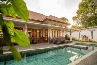 una casa con piscina delante en Hotel Blambangan, en Banyuwangi