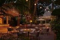 En restaurant eller et andet spisested på Amara Sanctuary Sentosa