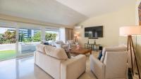 Televízia a/alebo spoločenská miestnosť v ubytovaní Penthouse Boutique Suite Marbella